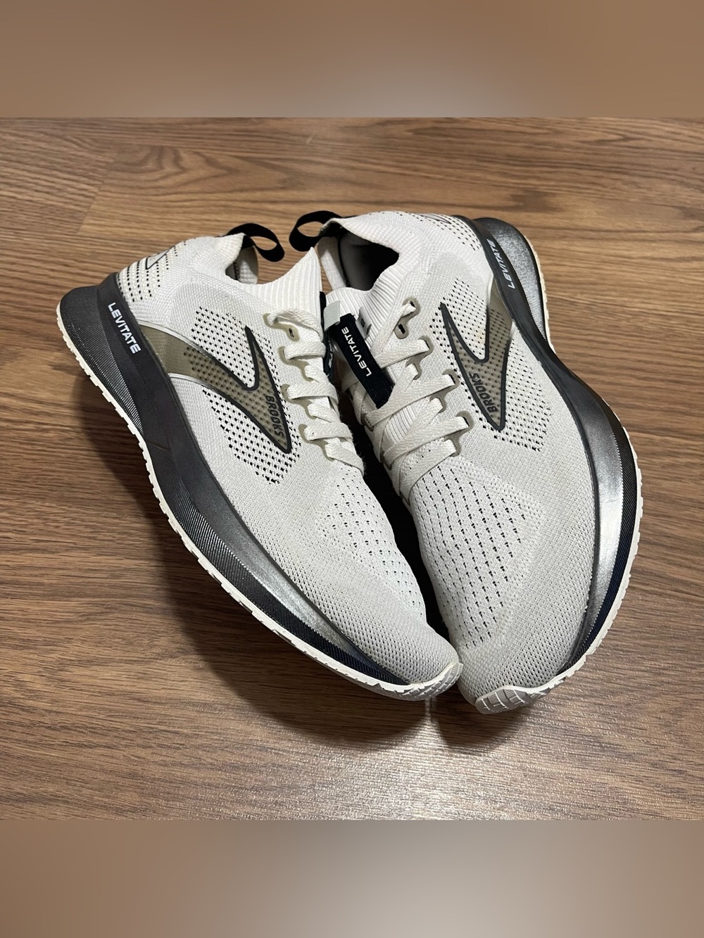 Brooks Levitate Stealthfit 5 Wht/Grey/Blk Women 9.5 Sneakers 1203591B135